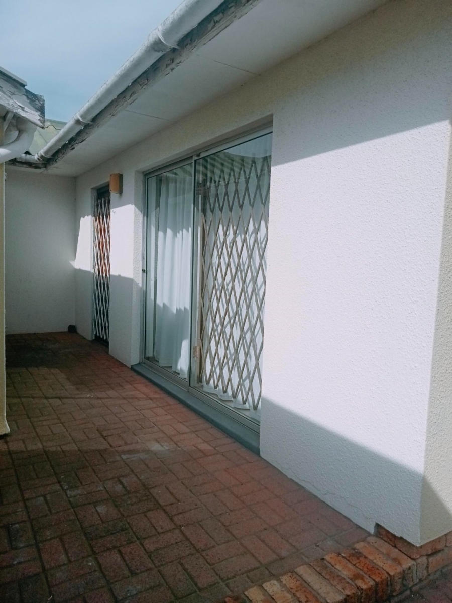 To Let 1 Bedroom Property for Rent in Athlone Western Cape